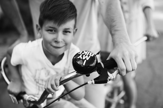 Padre enseñando a su hijo a andar en bicicleta