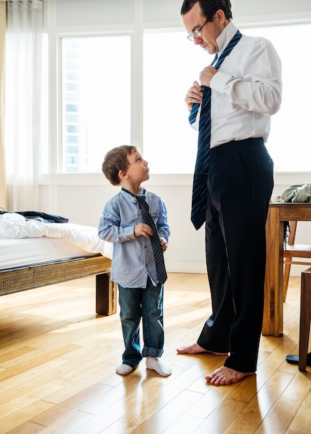 Padre enseñando a su hijo a atar un lazo