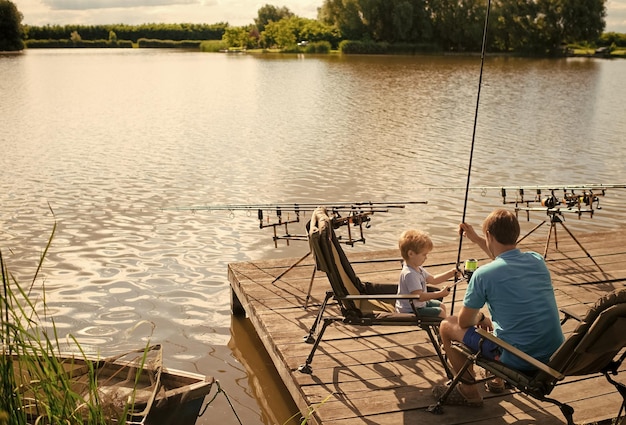 Padre enseñando a su hijo a pescar en el lago