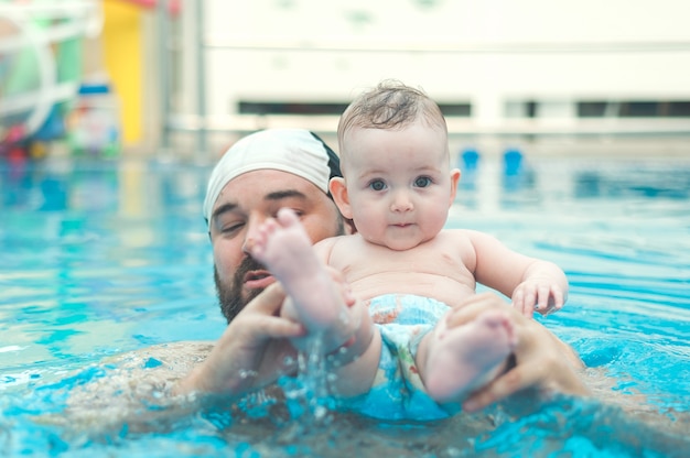 Padre, enseñanza, bebé, piscina