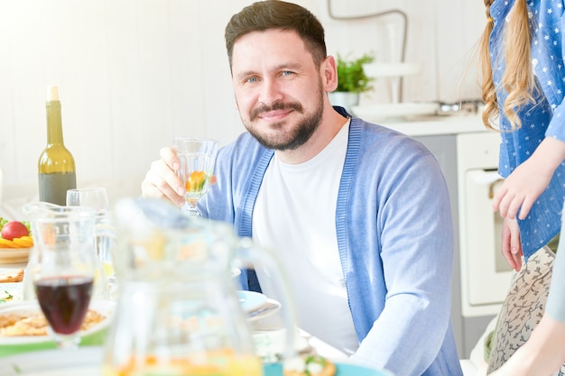 Padre de la familia disfrutando la cena