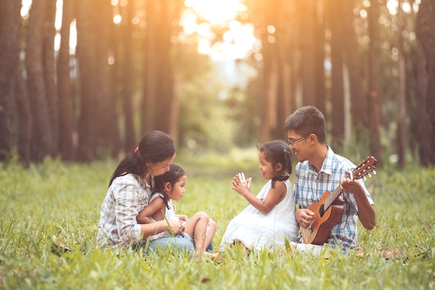 Padre de familia feliz tocando la guitarra