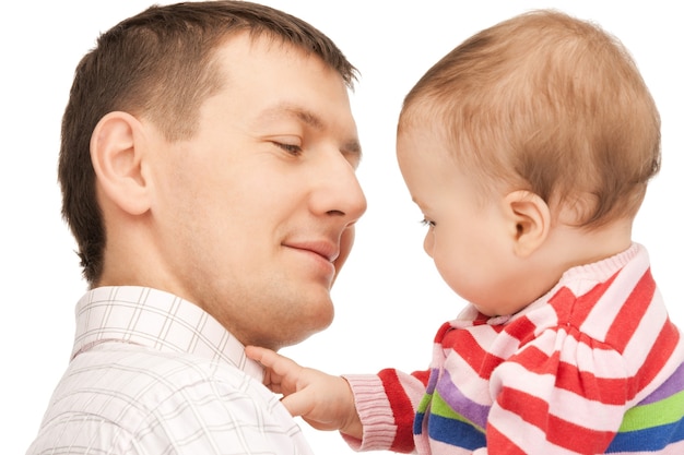 padre feliz con adorable bebé (enfoque en el hombre)