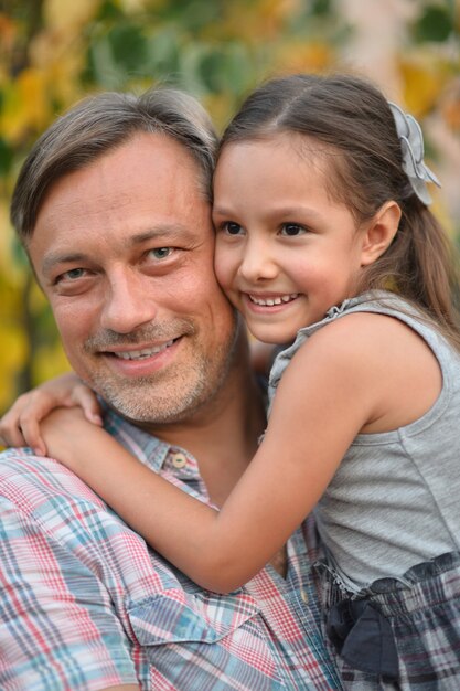 Foto padre feliz con hija en el parque de verano