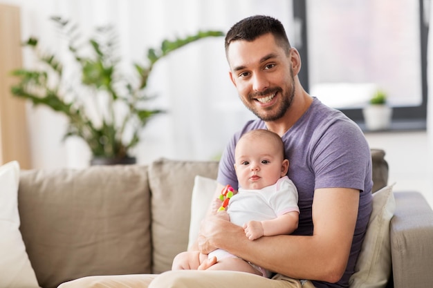 padre feliz con una hija pequeña en casa