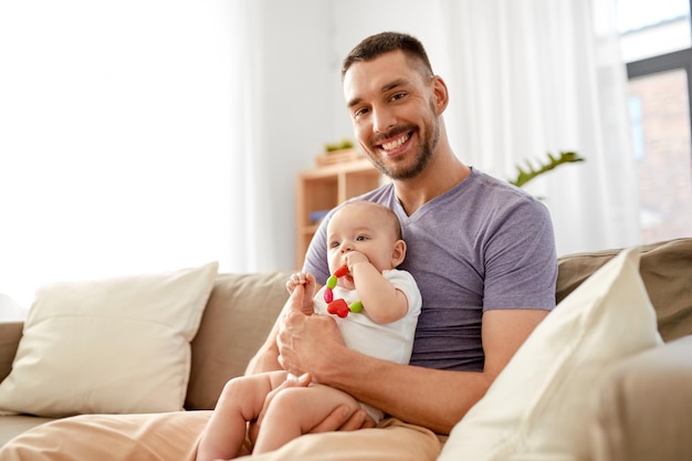 padre feliz con una hija pequeña en casa