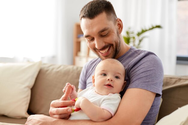 padre feliz con una hija pequeña en casa