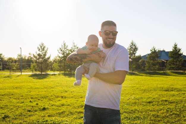 Foto padre feliz con hijo en concepto de naturaleza del niño y el día del padre de familia feliz