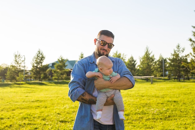 Foto padre feliz con hijo en concepto de naturaleza del niño y el día del padre de familia feliz