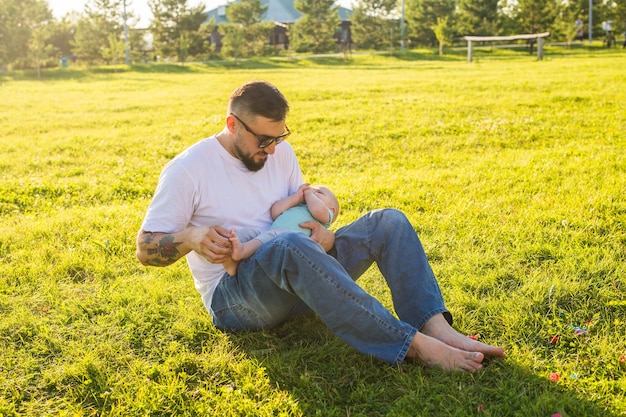 Padre feliz con hijo en concepto de naturaleza del niño y el día del padre de familia feliz