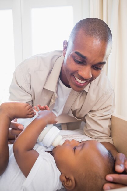 Padre feliz jugando con su hijo en cuna