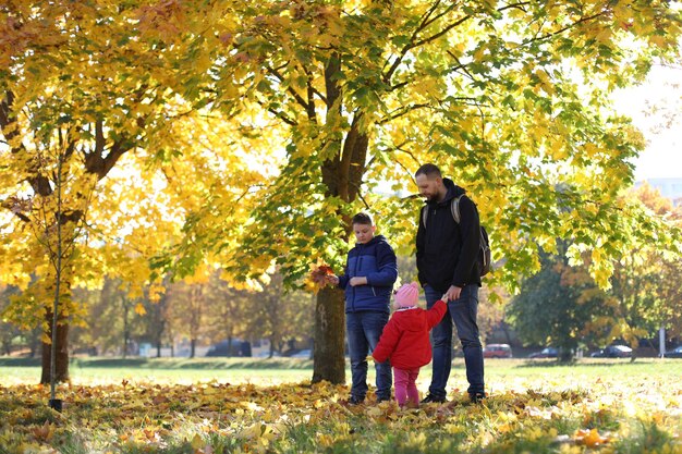 Padre feliz jugando con sus hijos afuera en el parque