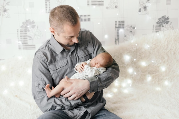 Padre feliz mirando a su hijo recién nacido