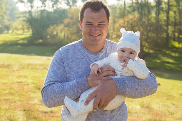 Padre feliz con el niño en el campo.