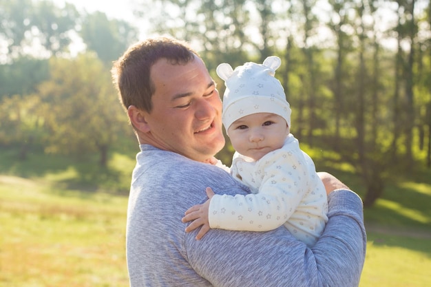 Padre feliz con el niño en el campo.