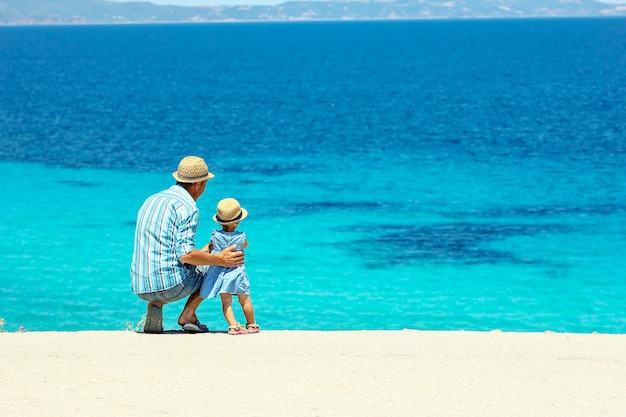 Padre feliz con un niño junto al mar