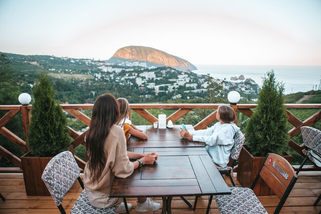 Padre feliz con niños en las montañas