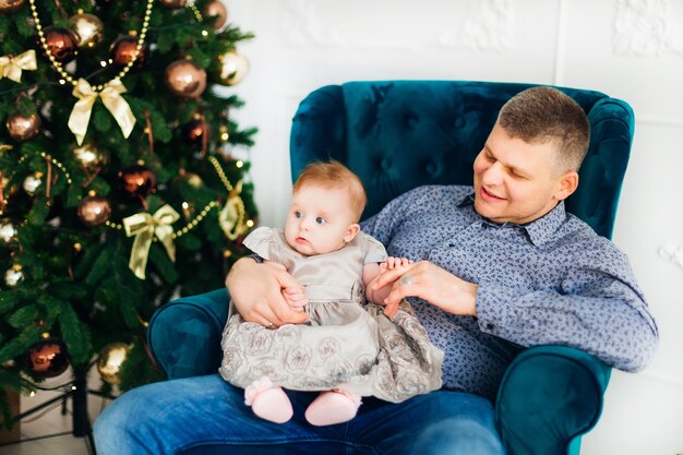 Padre feliz sosteniendo a su niña