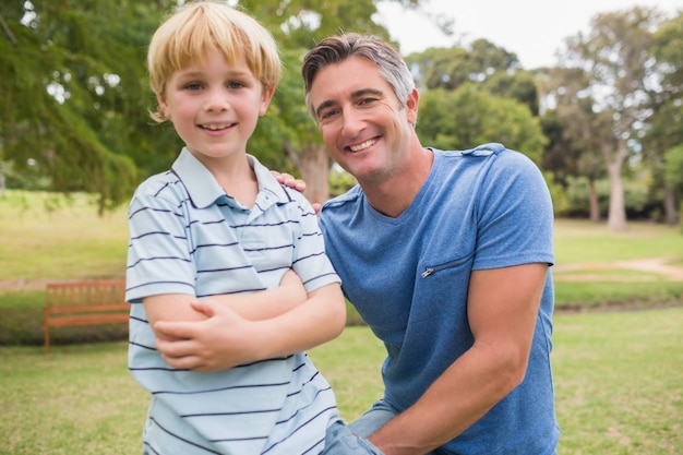 Padre feliz con su hijo en el parque