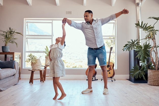 Foto padre hija y bailando en la casa de la familia de la sala de estar con libertad de energía y diversión, relajación y estilo de vida feliz juntos papá, niña, niña y familia feliz bailando bailando con la música, la unión y la felicidad