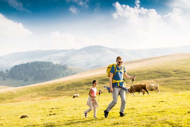 Padre con hija caminatas