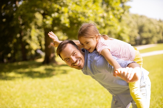 Padre con hija divirtiéndose en el parque