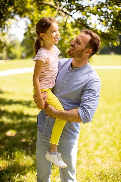 Padre con hija divirtiéndose en el parque