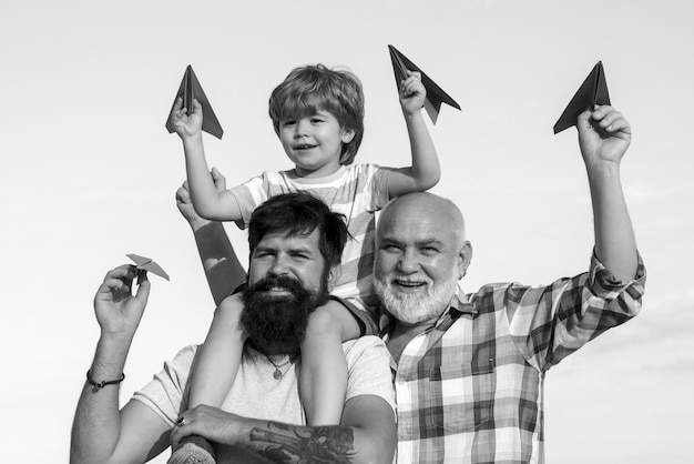 Foto padre hijo y abuelo jugando juntos en familia feliz día del padre