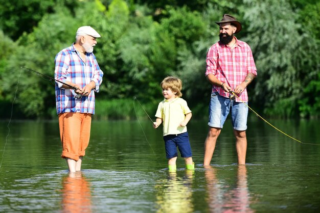 Padre hijo y abuelo en viaje de pesca Concepto de feliz fin de semana Padre hijo y abuelo relajante