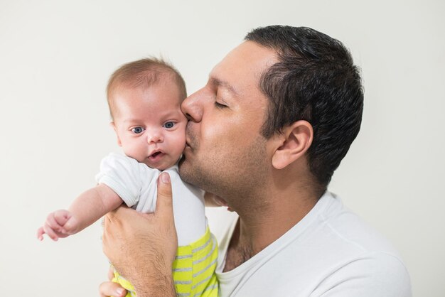 Foto padre con hijo contra la pared