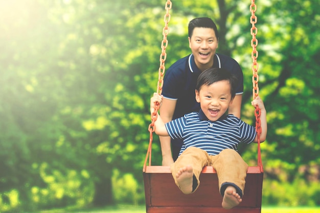 Padre con hijo divirtiéndose en el parque