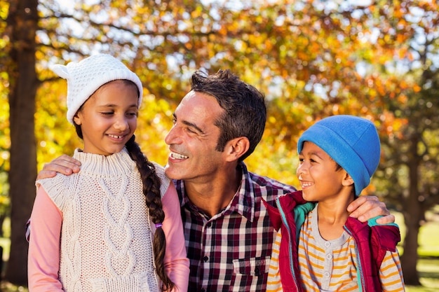 Padre con hijo e hija en el parque