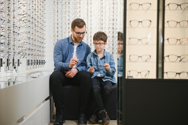 Padre con hijo lindo Familia comprar gafas