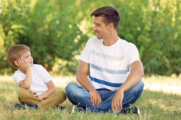 Padre con hijo en el parque en día soleado