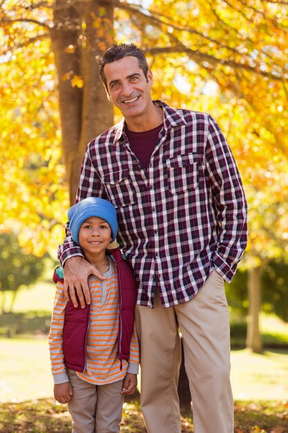 Foto padre con hijo en el parque durante el otoño