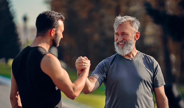 El padre y el hijo saludando al aire libre.