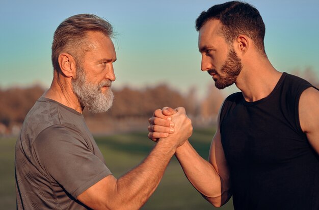 El padre y el hijo tomados de la mano.