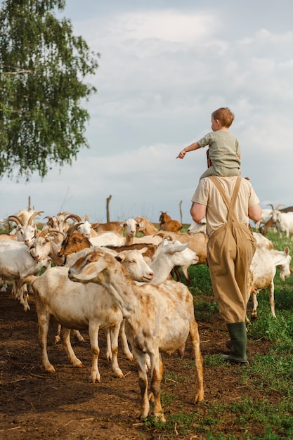 Foto el padre y el hijo viven en el campo.