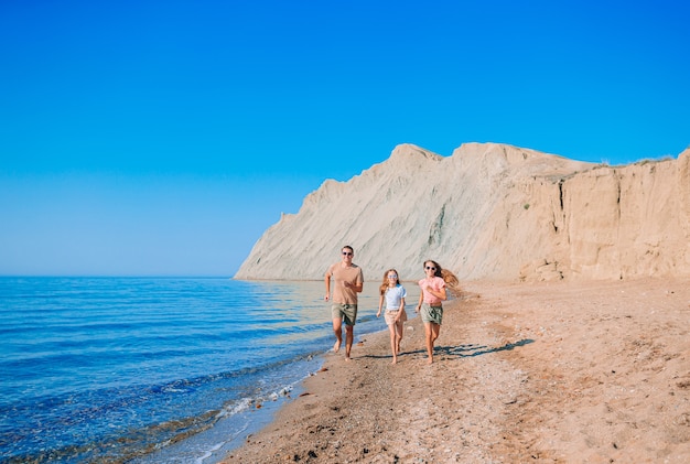 Padre con hijos en la playa disfrutando del verano