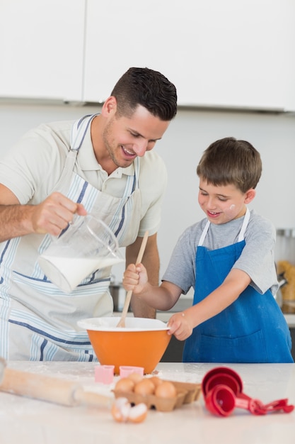 Padre horneando galletas con hijo