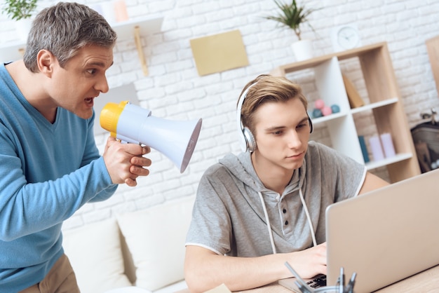 El padre intenta hablar con un adolescente con problemas.