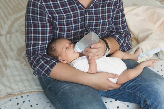 padre joven, alimentación, lindo, bebé, con, leche, de, botella