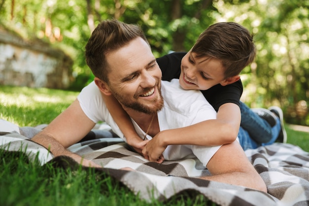 Padre joven feliz divertirse con su pequeño hijo