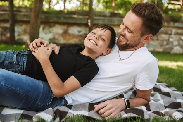 Padre joven feliz divertirse con su pequeño hijo