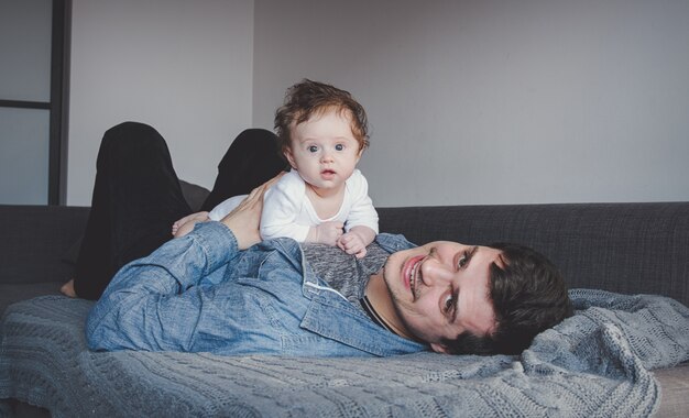 Padre joven y niño en casa interior