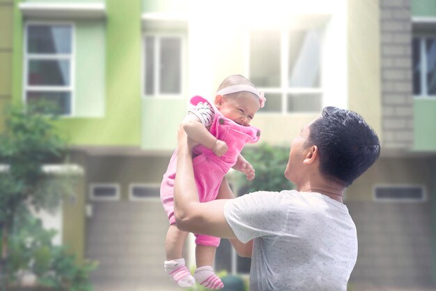 Padre joven con su bebé al aire libre