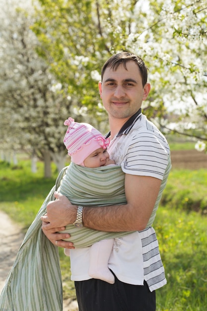 Padre joven con su bebé de cinco meses al aire libre