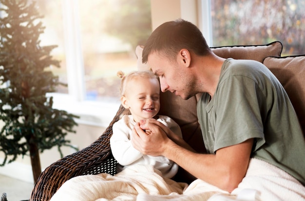 Padre juega con un niño hermoso. El concepto de amor en la familia.