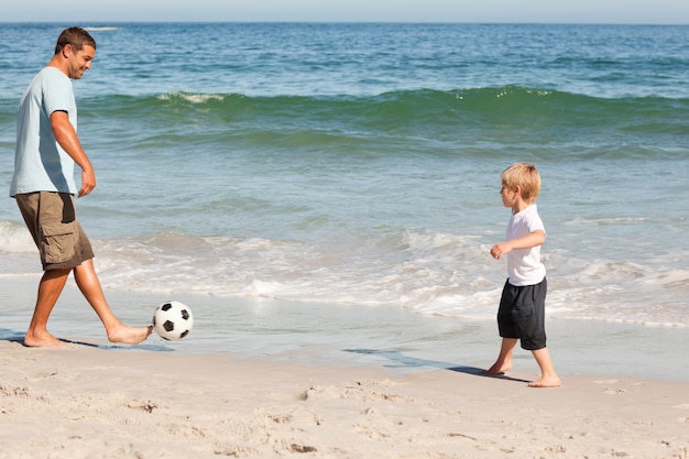 Padre jugando al fútbol con su hijo