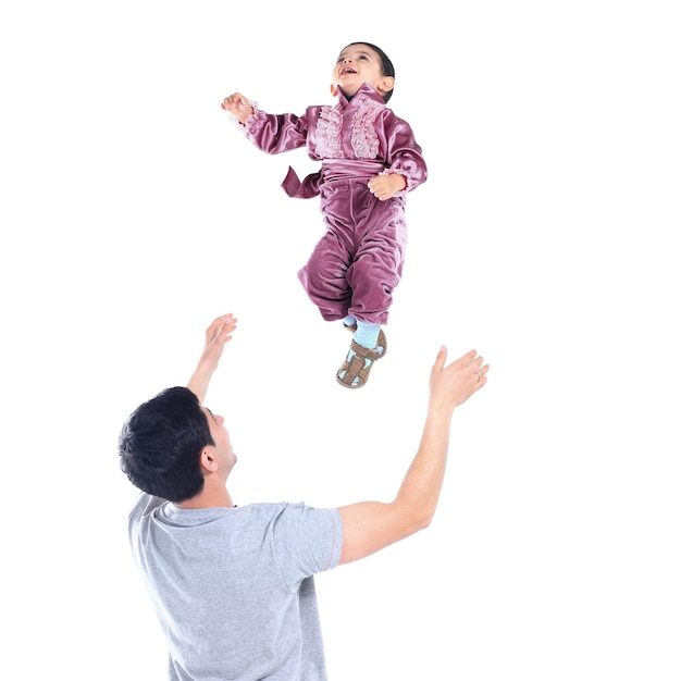 Padre jugando con hijo joven aislado en un blanco